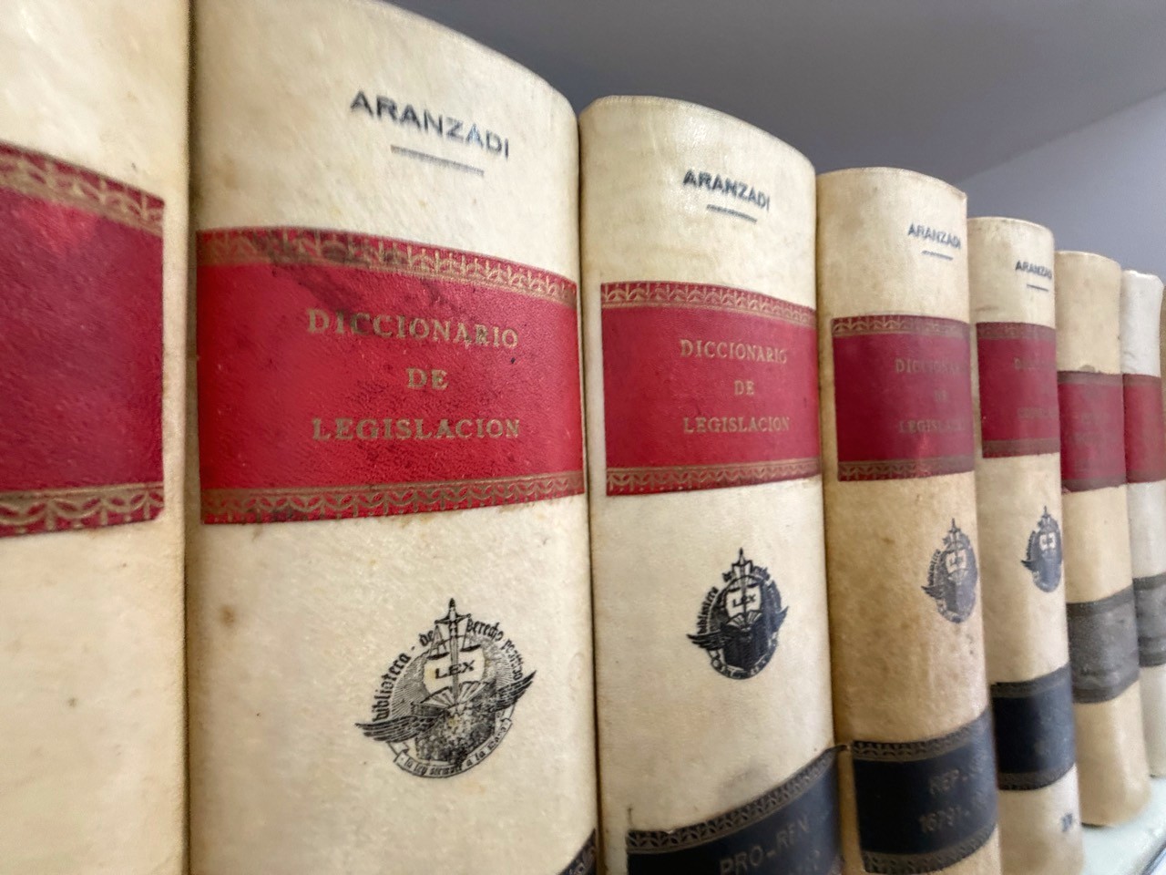 Colección jurídica Aranzadi en la biblioteca de despachocuesta ABOGADOS