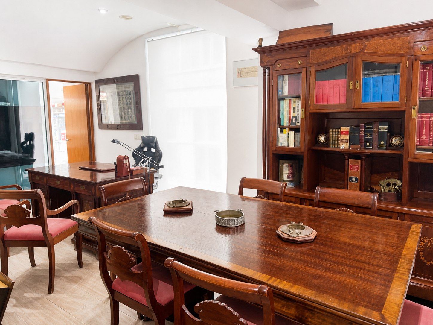 Interior del despacho con zona de reuniones y biblioteca