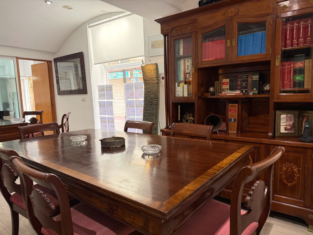 Interior de despachocuesta ABOGADOS con mesa de reuniones y biblioteca jurídica