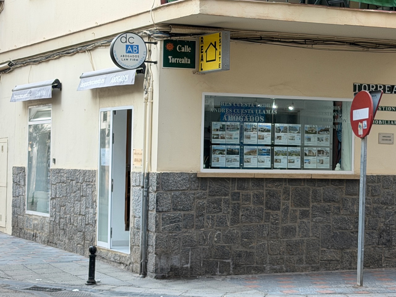 Acceso real al despacho y escaparate inmobiliario en Fuengirola
